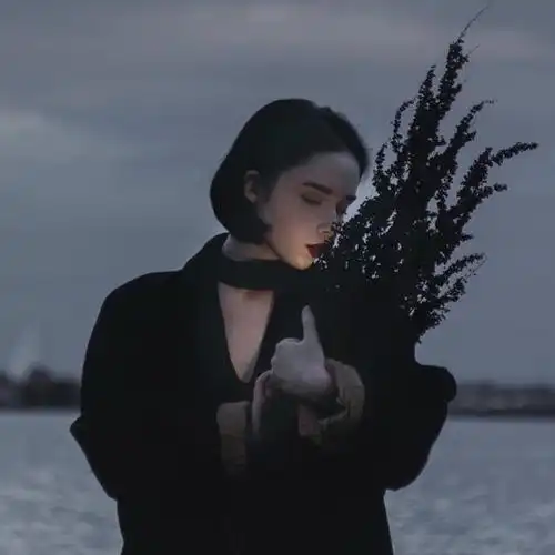 独自感伤_伤感女生头像图片_扣扣居