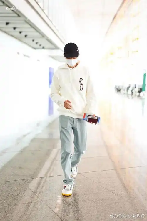 王俊凯出发前往巴黎时装周,机场白卫衣牛仔裤清爽少年感!