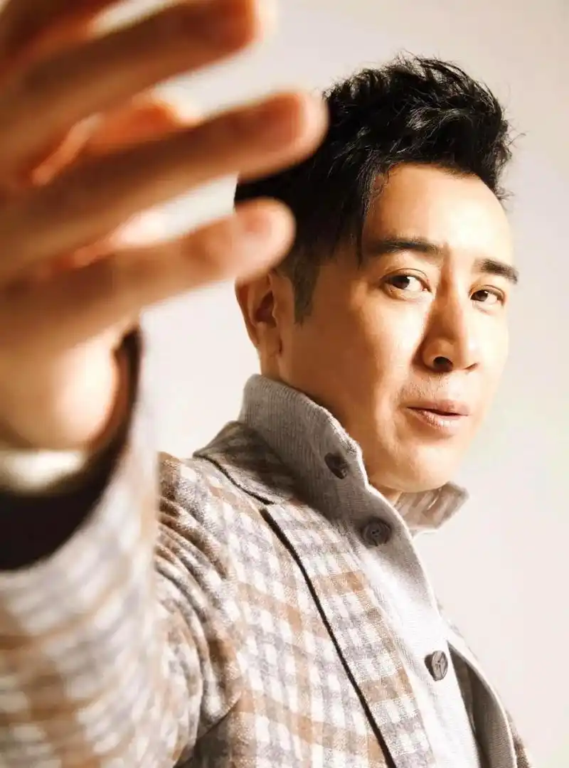 他是一位实力派男星,在中年男星中也属于那种很有魅力的大叔.