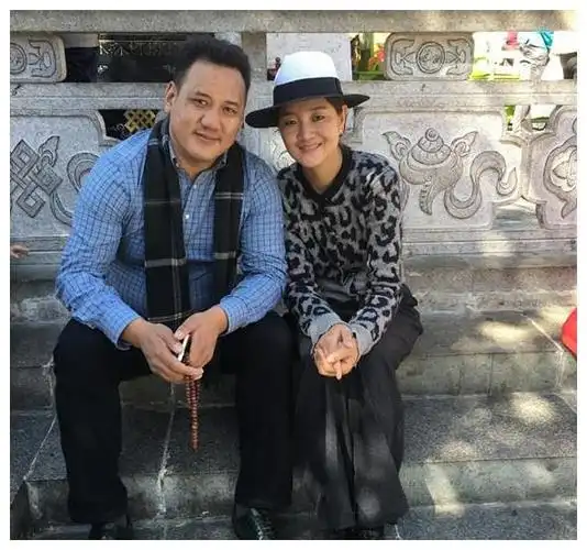 降央卓玛与老公丁珍曲扎近照,老公185英俊潇洒超浪漫