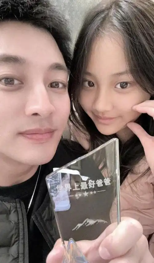 贾乃亮40岁生日,甜馨送奖杯认证最好爸爸,父女模样似