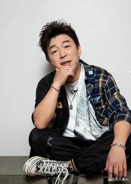 黄渤是一位著名的中国演员,他以其出色的演技和独特的形象在电影界