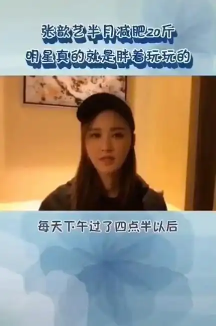 张歆艺和老公穿情侣装走机场脖子上戴金项链老公背女包