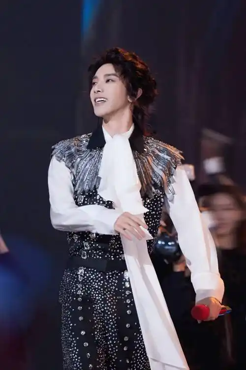 华晨宇湖南卫视跨年晚会压轴登台,献唱两首新歌实时收视率登顶!