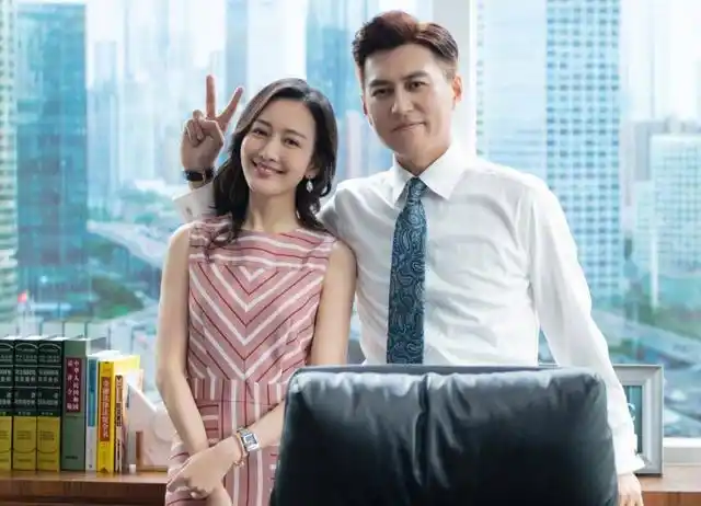 靳东发收官长文感慨良多与袁泉合照站c位蓝盈莹却未被提及