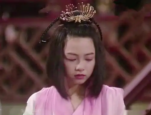 《日月神剑》里的小蝶,总是穿一身粉红色的轻纱,眼影都是粉色的,又