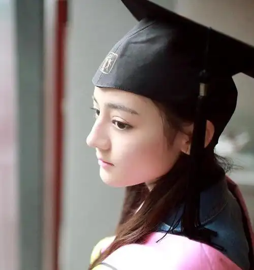 迪丽热巴大学旧照被疯传当她戴上博士帽才知啥叫校花级的美貌