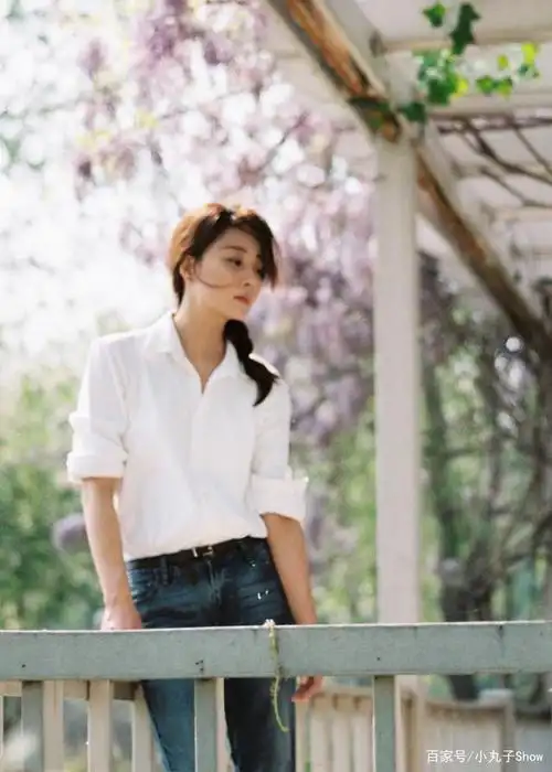 清纯如女大学生!殷桃时尚写真释出,白衬衫搭配牛仔裤减龄又高级