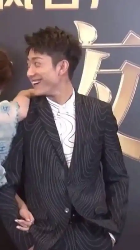 张一山杨紫活动现场偶遇,还像小时候一样嬉戏打闹开心的