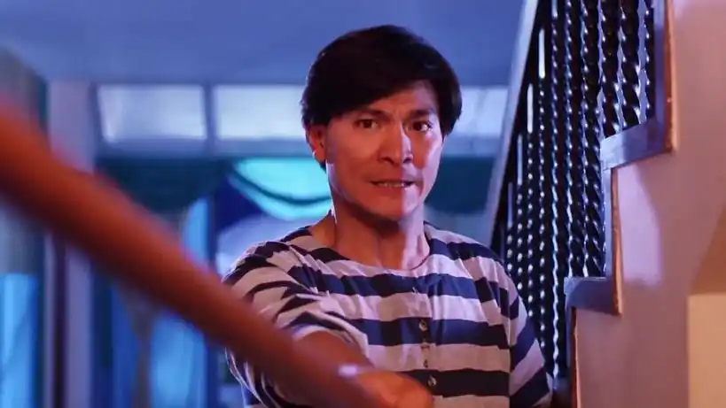 光头阴魂不散一直缠住华仔,华仔忍无可忍,直接一顿暴打