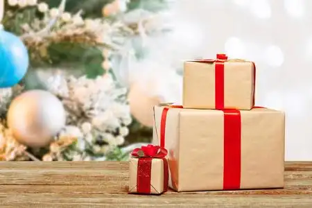 一堆礼物放在旧桌子上, 合上照片