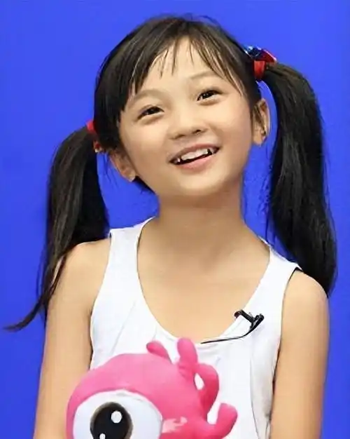 2007年,年仅8岁的林妙可就参与了《宽恕》,《春草》,《北方有佳人》等