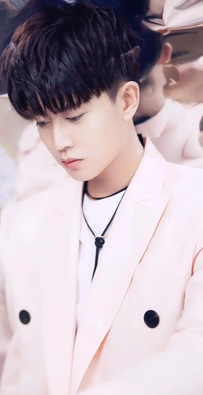 任嘉伦 #壁纸 #西装 今天是粉色94 - 抖音