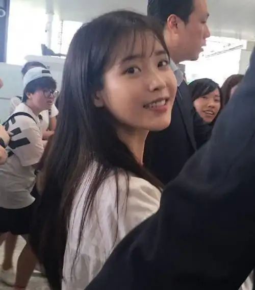 李知恩的素颜也是很美,一些娱乐综艺中也经常出现,真的超可爱.