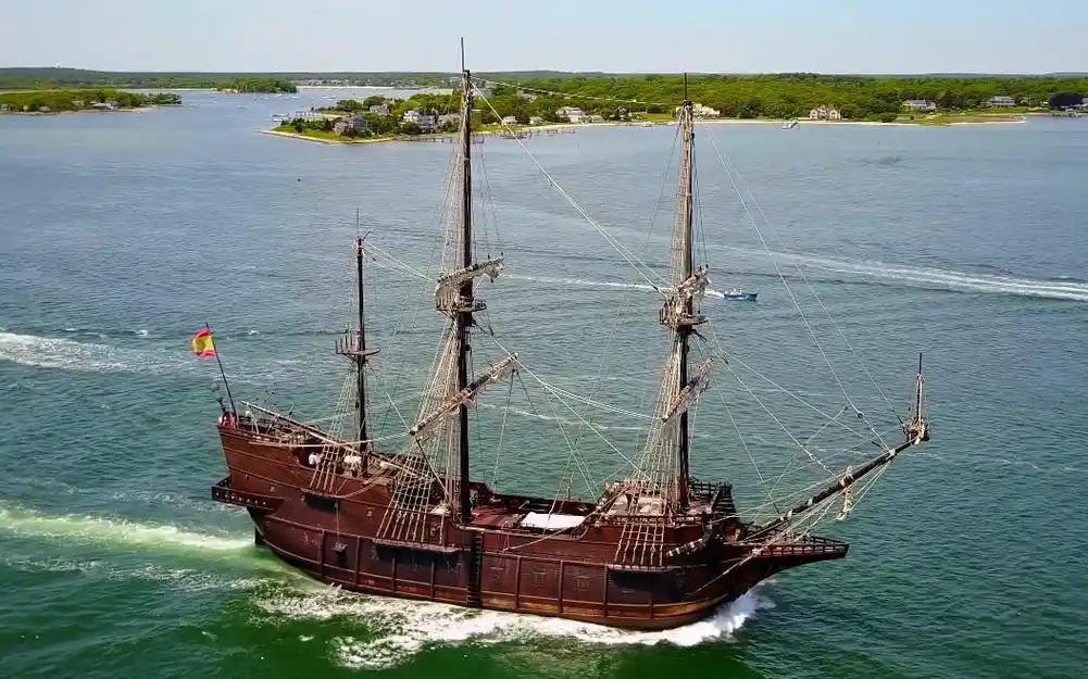 西班牙大帆船"安达鲁西亚"号(仿造)经过科德角运河(2017/6)