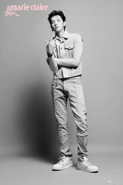 吴亦凡再登嘉人封面# #吴亦凡光希封面# 故事开场了:刀光剑影中他