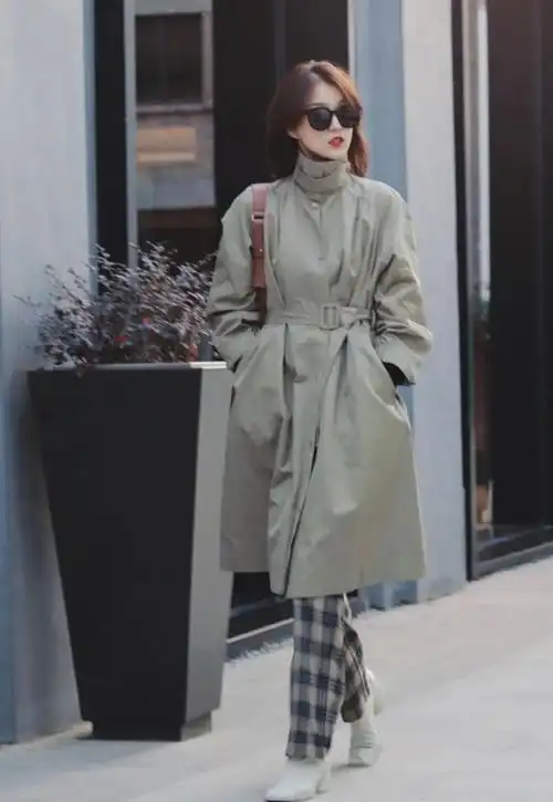 真正见过世面的女人,穿风衣不会配打底裤出门,显土气又不得体