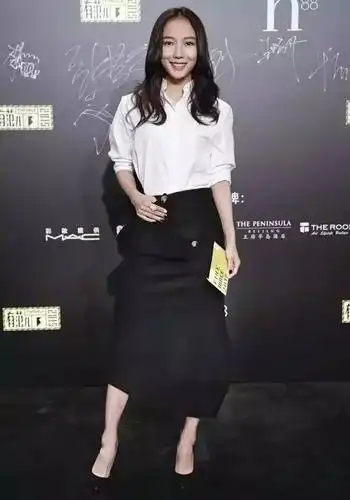 白衬衫搭 黑色半裙,脚踩黑色高跟鞋,不规则的设计将清爽的黑白配穿得
