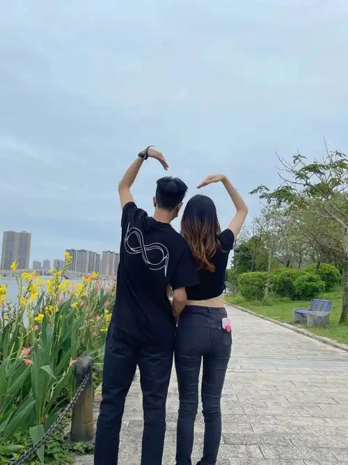 我俩这身高差看起来还凑合吗(182&170)以前我很羡慕最萌身高差但是