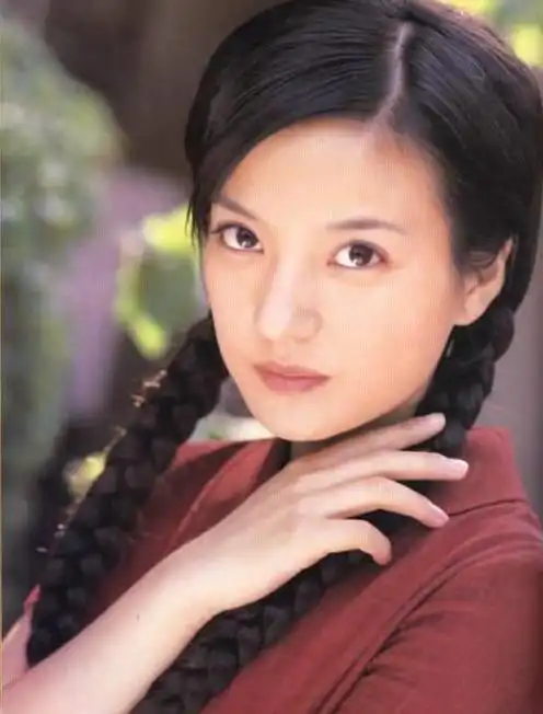 第一张:赵薇在拍摄《情深深雨蒙蒙》时拍摄的照片,当年赵薇才22岁,真