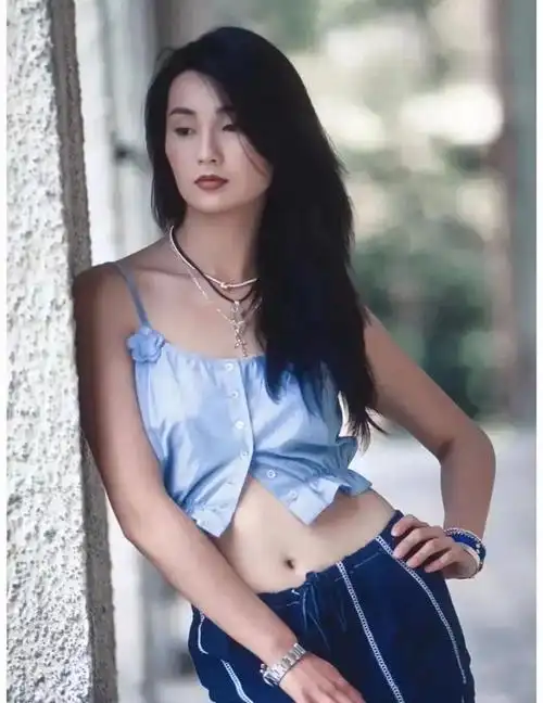 张曼玉是中国电影界的璀璨明星,她在电影和剧集中的出色表演得到了