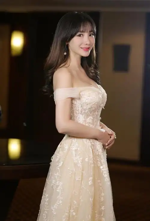 39岁的柳岩也太敢穿了,深蓝抹胸裙性感撩人,这身材比例太惊艳