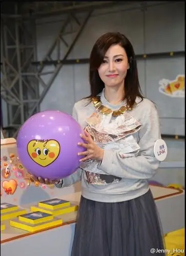 组图:两个嘉欣罕见同框 冻龄颜值貌似少女