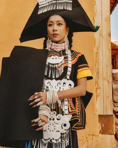 吉克隽逸眼线拉到太阳穴##吉克隽逸把彝族元素融入时装