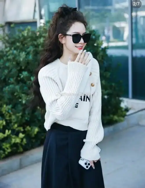 时尚穿搭##戚薇##明星同款#戚薇白毛衣搭配黑色长裙简约又气质,用