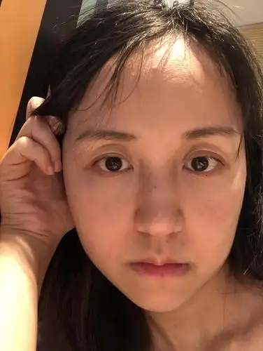 这是今天的素颜,朋友说自从生完孩子,再怎么自拍都双眼无神了,加油吧