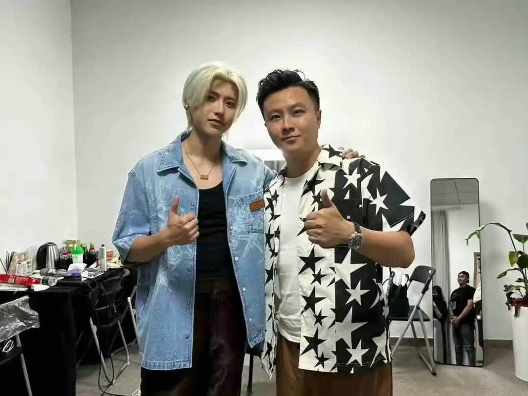 蔡徐坤的最新生图合照,这个颜值状态怎么样?