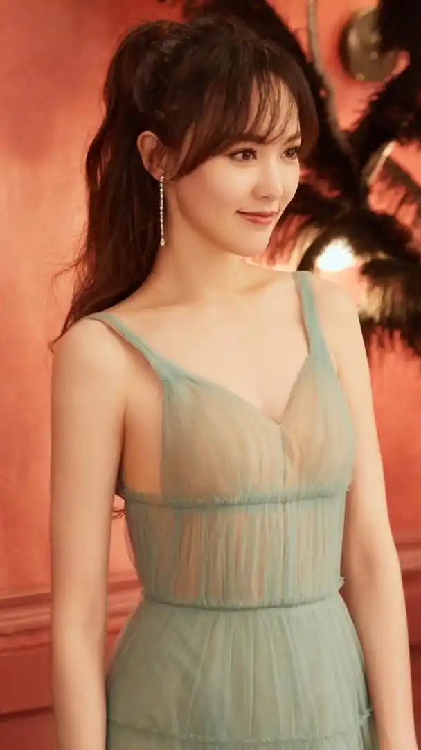 唐嫣最有女人味的一组图集,曼妙好身材,美的无可挑剔!