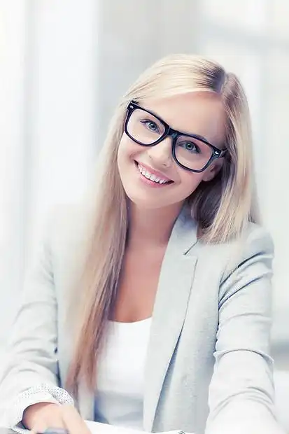 带眼镜的微笑女人的室内照片戴眼镜的女商人