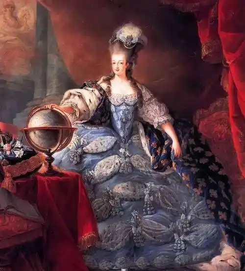 当时的女性贵族们,都是这个的浮夸发型: 高发簪