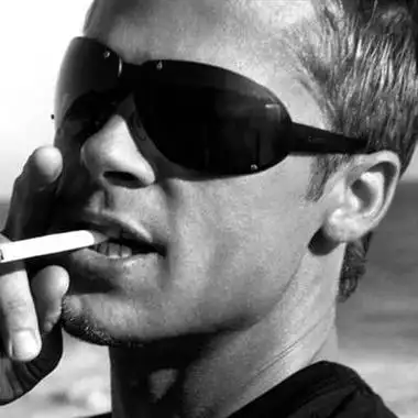 成熟男人抽烟头像很社会的大叔