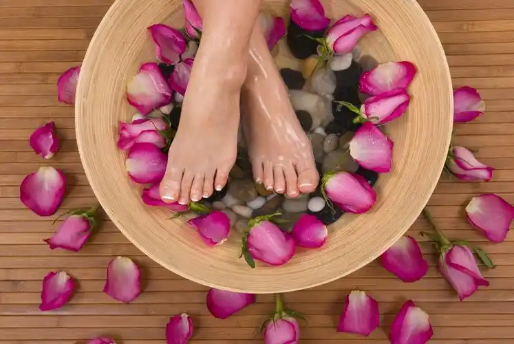 热水足浴法 2. 足部按摩法 3. 中药足疗法previousnext