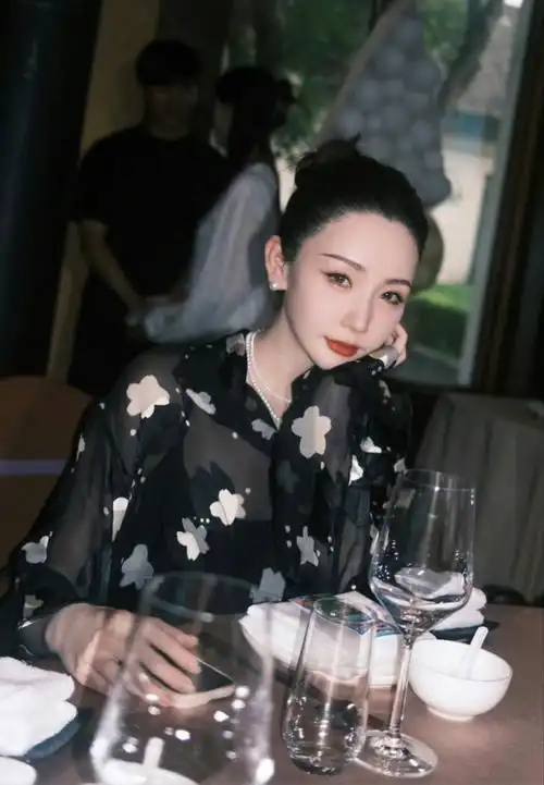 高晓松前妻怎么变这么好看穿长裙打扮网红范同框郭碧婷却没输