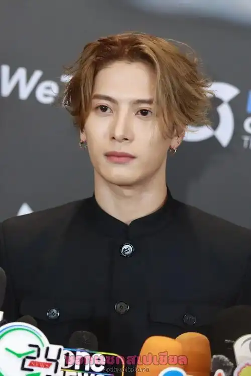 成团夜@王嘉尔相关媒体图    俊朗精致的五官  每一张图都帅到我心坎!