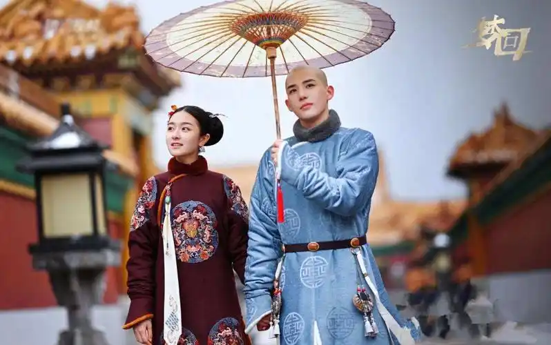 今日爆出一组《梦回》拍摄现场的剧照和小视频,视频里的辛云来居然抱