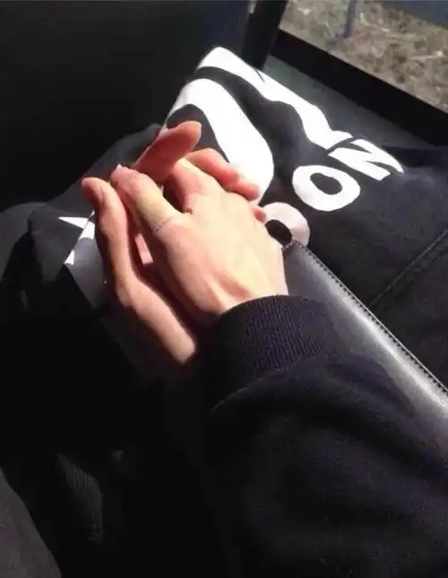 手牵手的情侣图片