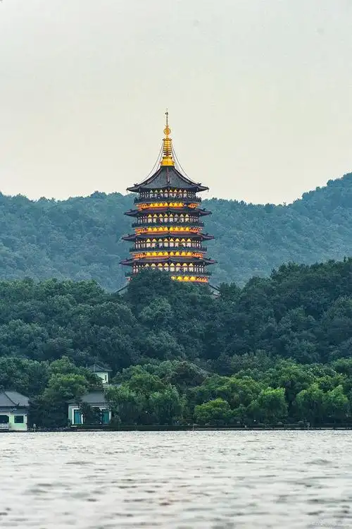 这十景分别是断桥残雪,苏堤春晓,三潭印月,曲院风荷,雷峰夕照,南屏