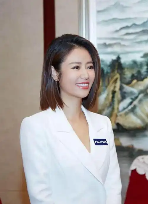 为什么劝40岁的你剪短发?看林心如就知道了,减龄10岁还洋气高级