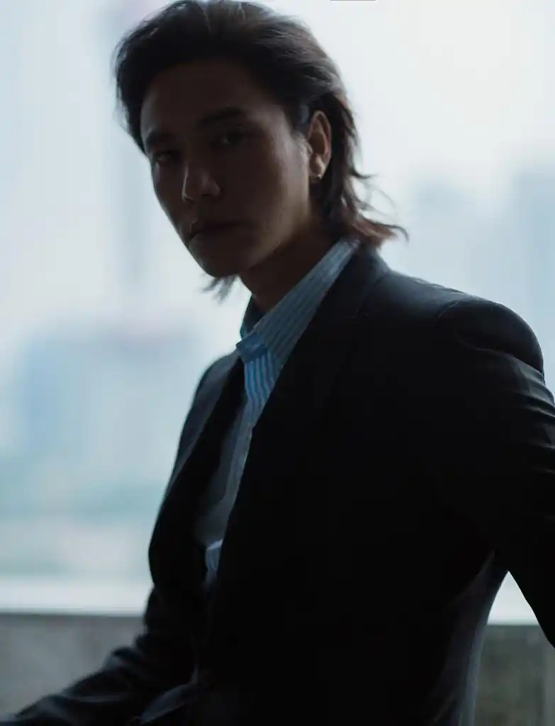 一直以简约,清爽的形象示人,比如这样的莫西干,大背头都是非常偏欧美