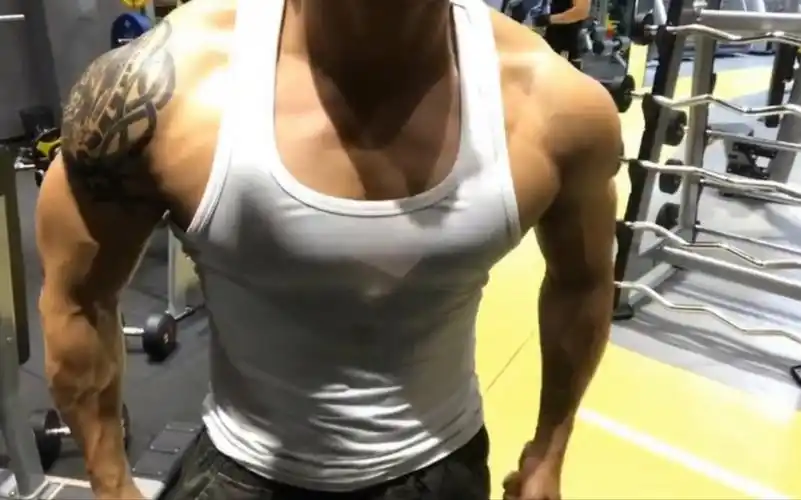 肌肉男 #健身 #胸肌 #痞帅 #腹肌 那些健身房里拥有大块头的教练们!