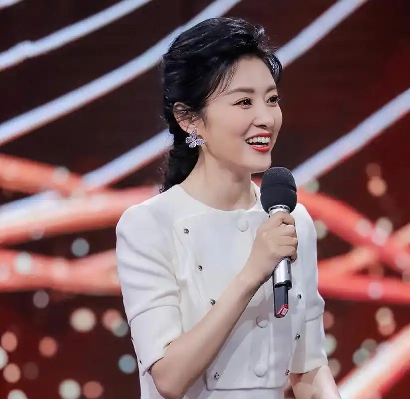 2002年,知名主持人周涛下班回家,看到正在厨房忙碌的丈夫,瞬间心生