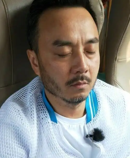 汪涵的络腮胡子抢镜,睡觉都很严肃的感觉.