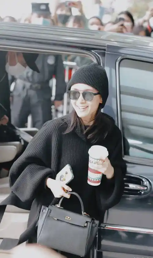 王子文示范小个子穿搭法,一身黑造型个性时尚,轻松穿出大长腿_女生