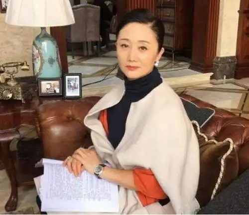 令妃娘娘赵丽娟近照,与丈夫因戏结缘,52岁漂亮依旧,女儿颜值高