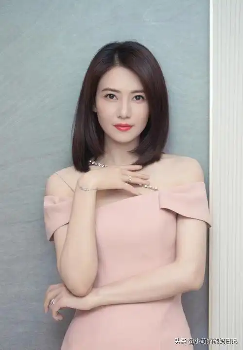 适合45 的女人,还可以巧妙修饰脸颊的线条,显脸小,适合方脸,圆脸,菱形