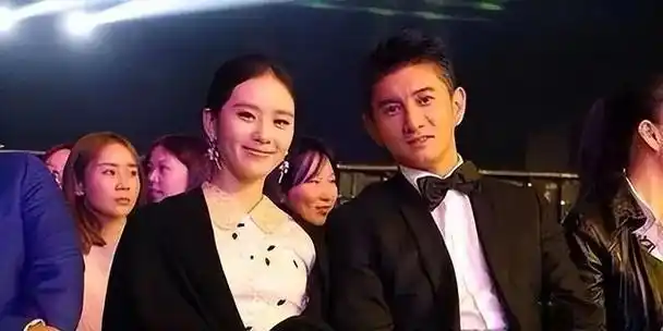 两人的年龄相差17岁,而且吴奇隆还是二婚,与经纪人的关系也有些暧昧.